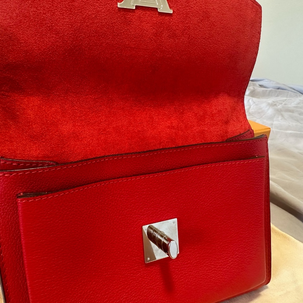 Louis Vuitton Taurillon Leather Lockme Chain BB (ONLY PLATFORM TRANSACTIONS) - Picture 5 of 9
